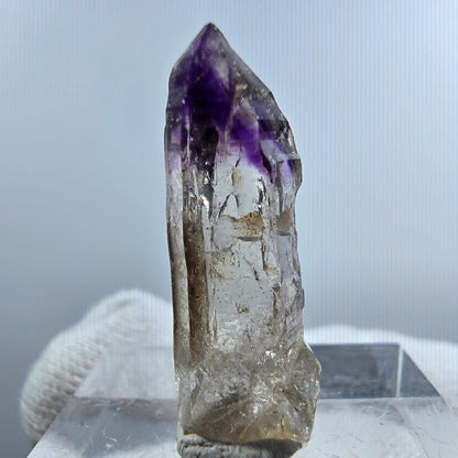 Pointe de sceptre en améthyste fantôme rare à Goboboseb, Namibie, 26 x 9 x 7 mm 