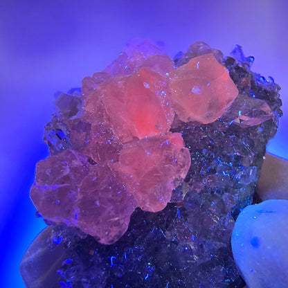 Amas de quartz rare en forme d'étoile de calcite UV, mine Streep, Gobobo, Namibie, 47 x 38 x 21 mm 