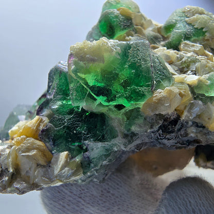 Rares cubes de fluorite fantôme, hyalite et spécimen de muscovite, Erongo, Namibie, 69 x 51 x 47 mm 