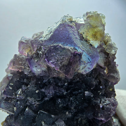 Fluorite fantôme colorée, hyalite, tourmaline schol, muscovite, Erongo, Namibie, 80 x 46 x 60 mm 