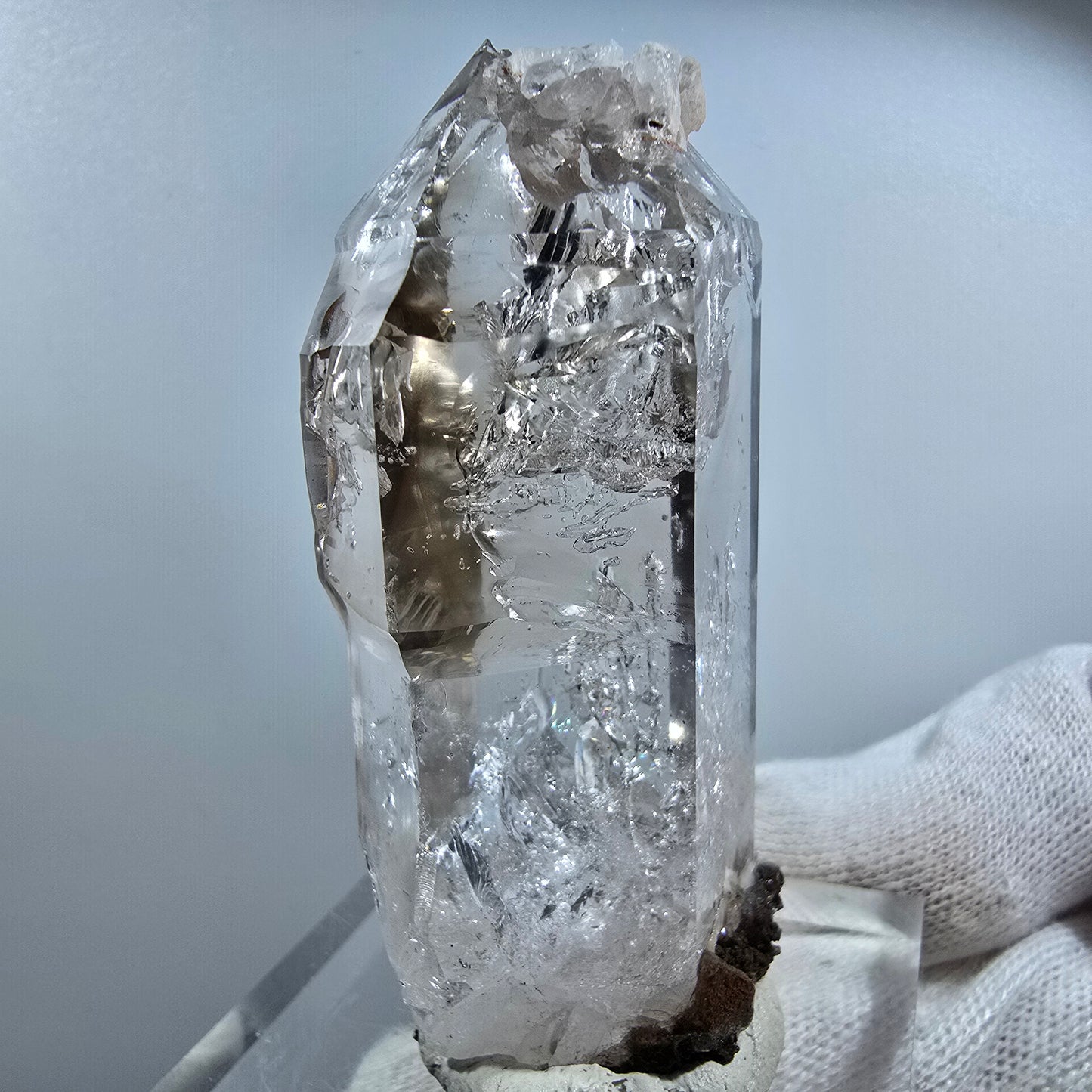 Sceptre en quartz fumé fantôme, calcite, hématite, poche Valentine Goboboseb Namibie 65 x 30 x 22 mm 