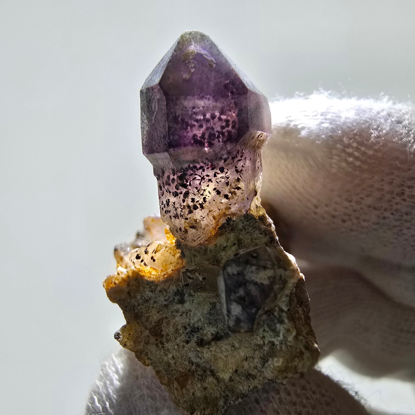 Rare sceptre d'améthyste fantôme sur scène matricielle Brandberg, Namibie 45 x 33 x 19 mm 
