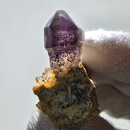 Rare sceptre d'améthyste fantôme sur scène matricielle Brandberg, Namibie 45 x 33 x 19 mm 