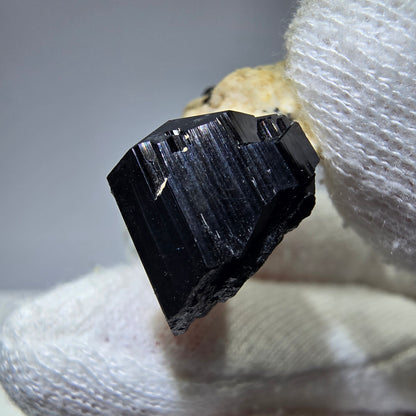 Tourmaline Schorl rare sur amas d'orthose à Erongo, Namibie 
