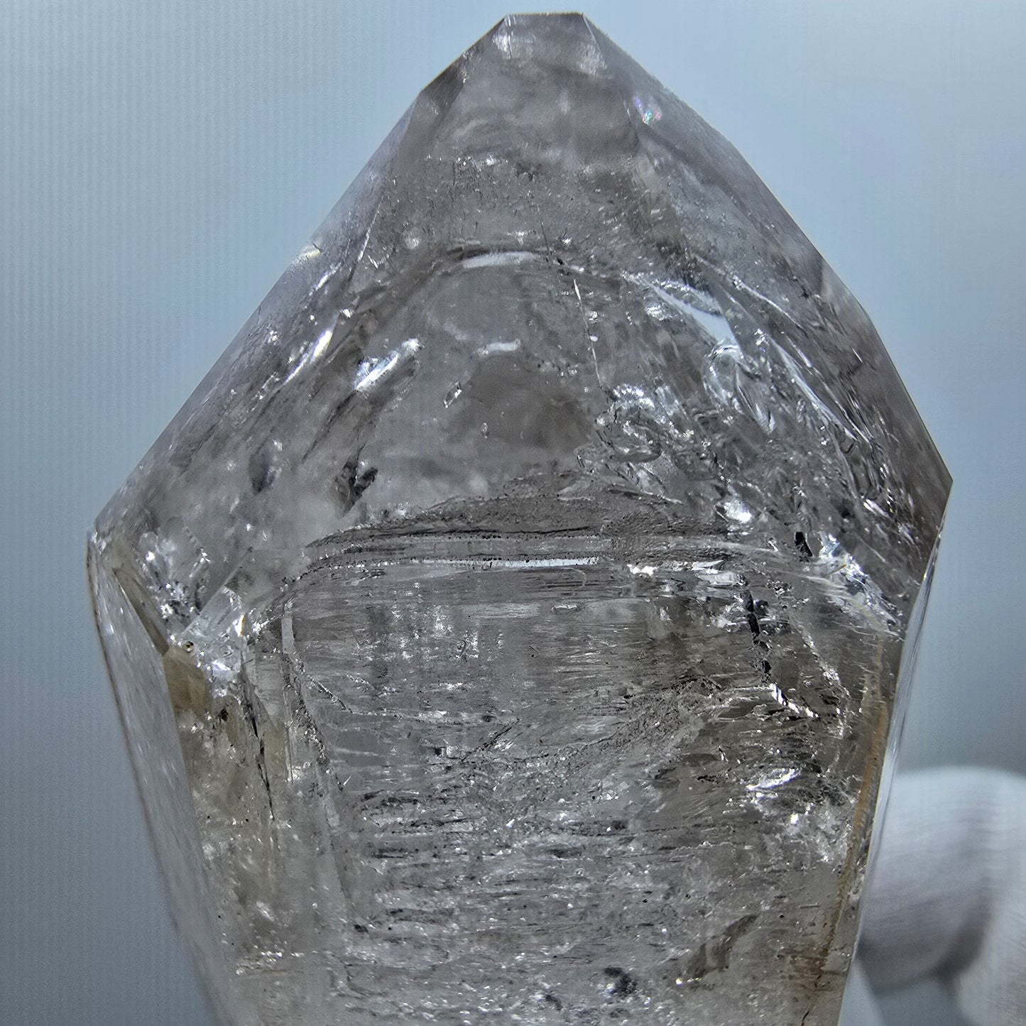 Sceptre squelette en quartz fumé Enhydro, calcite UV Valentine Pocket Goboboseb Namibie 77 x 44 x 38 mm 
