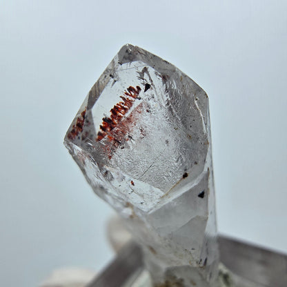 Quartz clair Harlequin Point Streep Mine, Goboboseb, Namibie 32 x 10 x 10 mm 