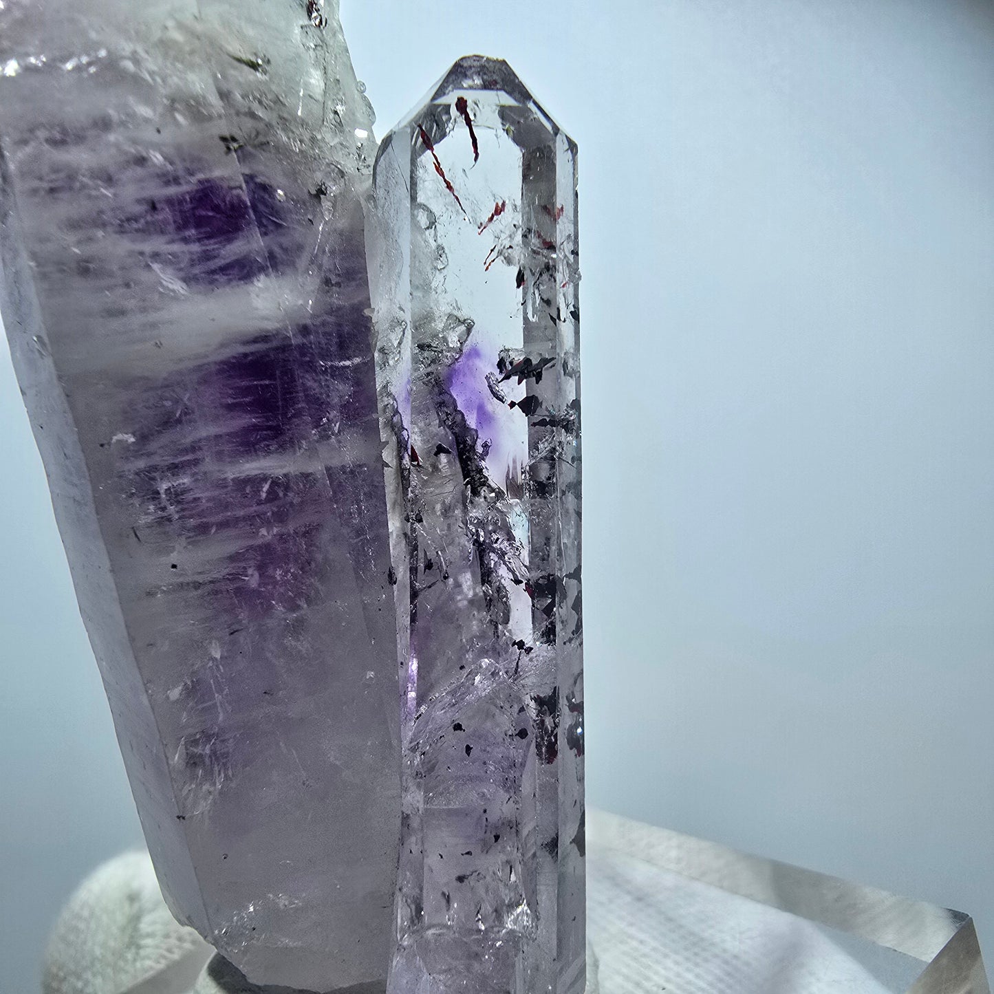 Harlekin Phantom Amethyst mit Analcim Streep Mine, Goboboseb, Namibia 67*27*24mm