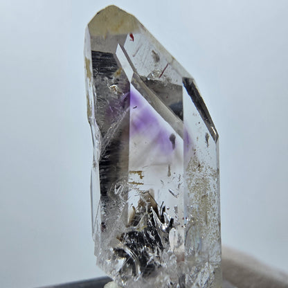Améthyste fantôme avec hématite, mine Streep, Goboboseb, Namibie, 32 x 10 x 10 mm 