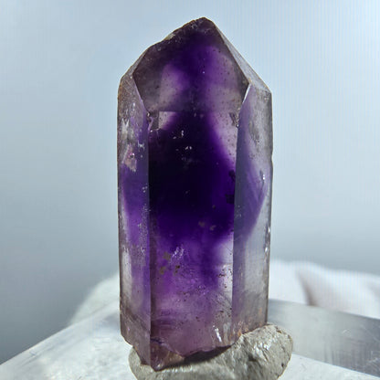 Pointe de sceptre en améthyste fantôme rare à Goboboseb, Namibie, 26 x 12 x 10 mm 