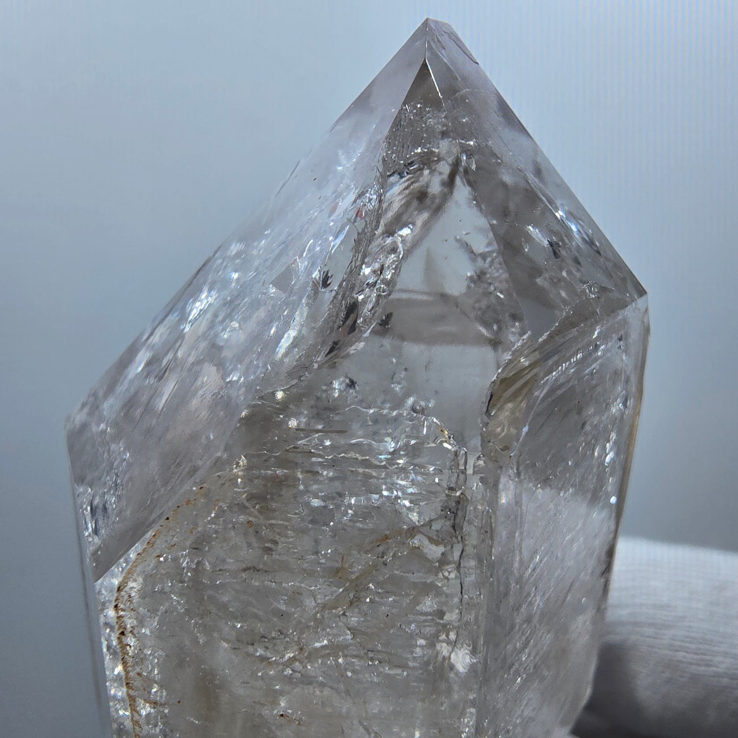Sceptre squelette en quartz fumé Enhydro, calcite UV Valentine Pocket Goboboseb Namibie 77 x 44 x 38 mm 