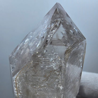 Sceptre squelette en quartz fumé Enhydro, calcite UV Valentine Pocket Goboboseb Namibie 77 x 44 x 38 mm 