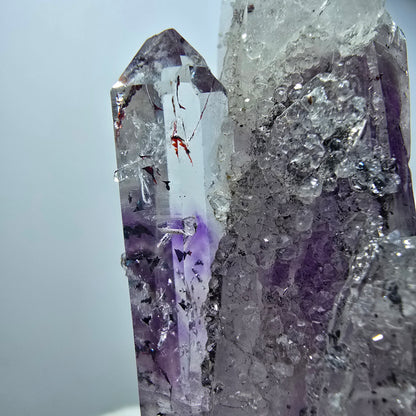 Harlekin Phantom Amethyst mit Analcim Streep Mine, Goboboseb, Namibia 67*27*24mm