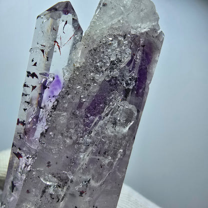 Harlekin Phantom Amethyst mit Analcim Streep Mine, Goboboseb, Namibia 67*27*24mm