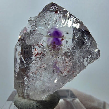 Améthyste fantôme Harlequin avec hématite, mine Streep, Goboboseb, Namibie, 37 x 26 x 14 mm 