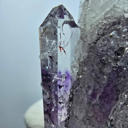 Harlekin Phantom Amethyst mit Analcim Streep Mine, Goboboseb, Namibia 67*27*24mm