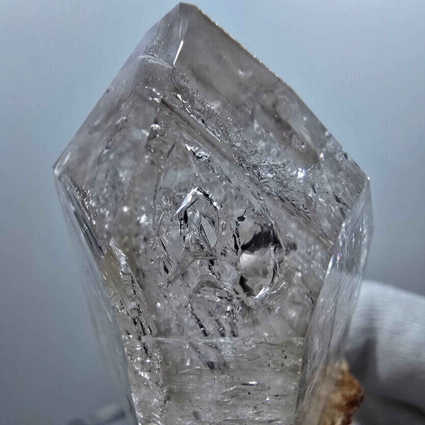 Sceptre squelette en quartz fumé Enhydro, calcite UV Valentine Pocket Goboboseb Namibie 77 x 44 x 38 mm 