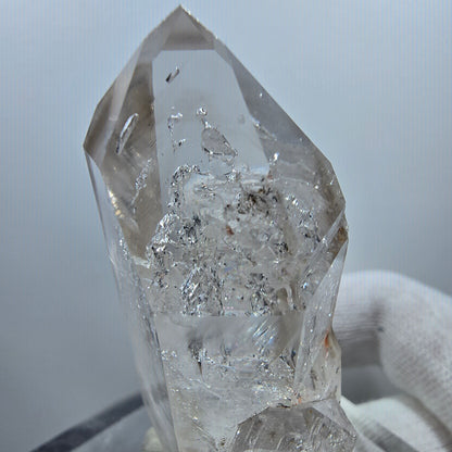 Sceptre en quartz fumé fantôme lémurien, scène de la Saint-Valentin, Goboboseb de poche, Namibie, 64 x 29 x 20 mm 