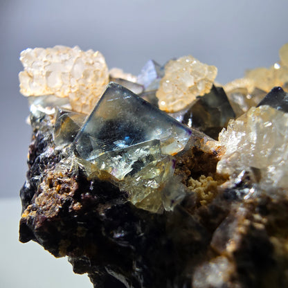 Grand cube de fluorite fantôme, spécimen de quartz bleu vert violet Okorusu, Namibie 95 x 68 x 58 mm 