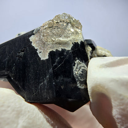 Spécimen de tourmaline Schorl, hyalite, quartz fumé et orthose, Erongo, Namibie, 33 x 23 x 19 mm 