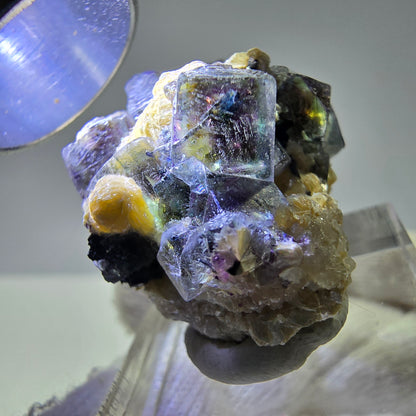 Fluorite fantôme colorée, tourmaline schol, muscovite, hyalite, Erongo, Namibie, 32 x 27 x 20 mm 
