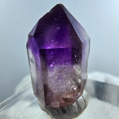 Pointe de sceptre en améthyste fantôme rare à Goboboseb, Namibie, 21 x 12 x 11 mm 