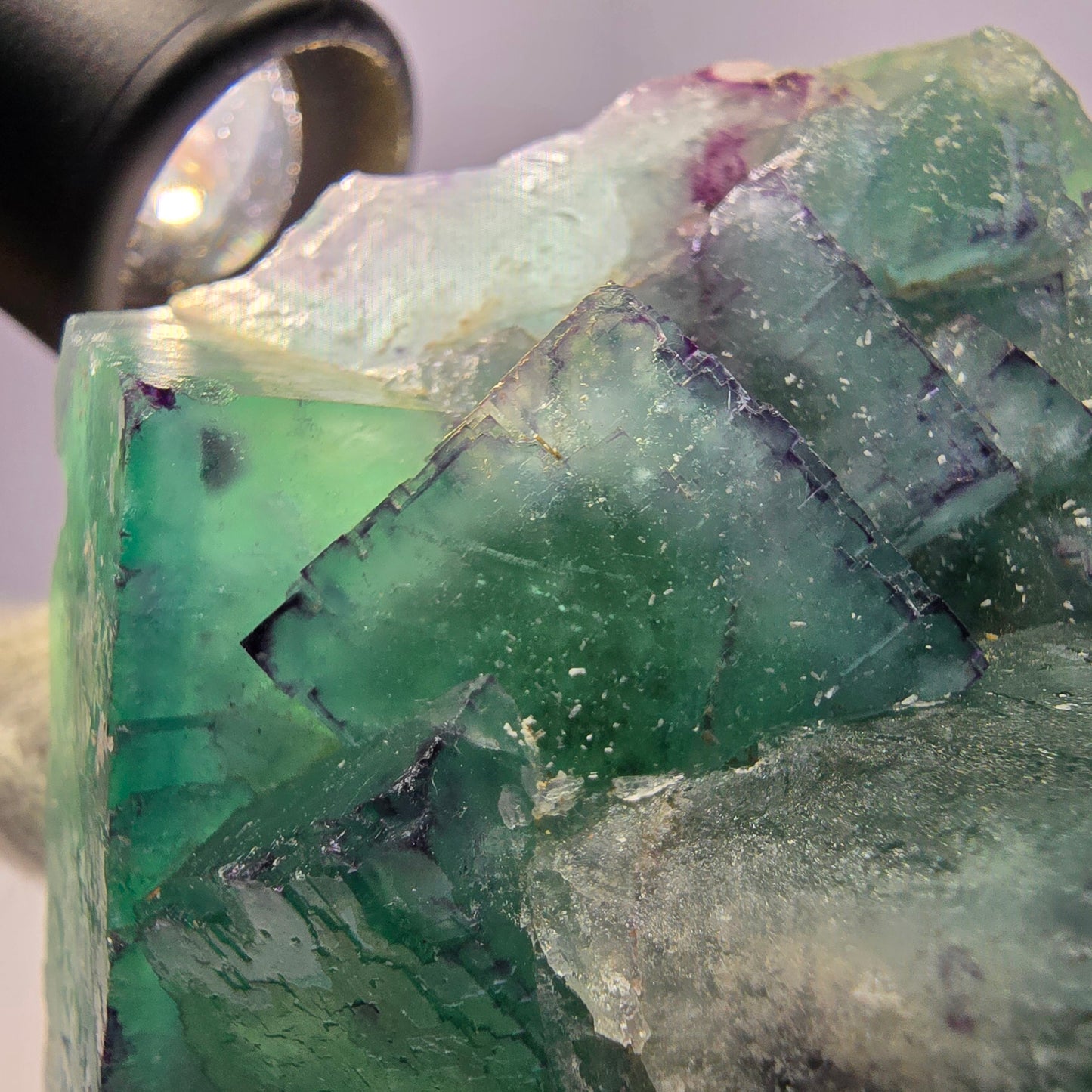 Grand spécimen de cube de fluorite fantôme, parqueté zonal Okorusu Namibie 78*76*33mm 