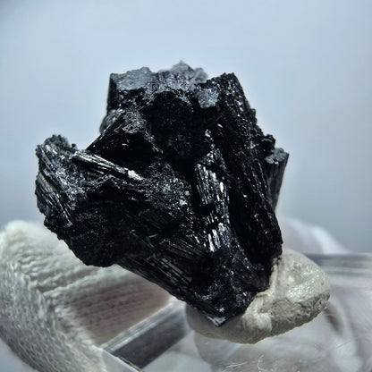 Magnifique spécimen de tourmaline Schorl et de quartz, Erongo, Namibie, 29 x 28 x 16 mm 