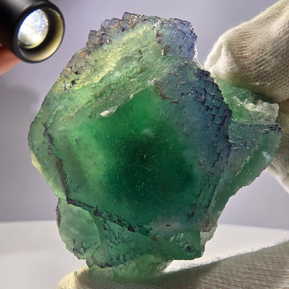 Grand spécimen de cube de fluorite fantôme, parqueté zonal Okorusu Namibie 69*58*33mm 