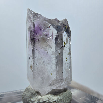 Améthyste fantôme avec préhnite, mine d'hématite Streep, Goboboseb, Namibie, 26 x 14 x 10 mm 