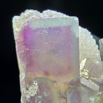 Cube de fluorite fantôme sur scène de quartz violet vert Omehane, Namibie 36*25*24mm