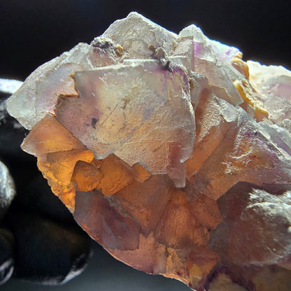Cube de fluorite fantôme sur scène de quartz violet vert Omehane, Namibie 67*41*29mm