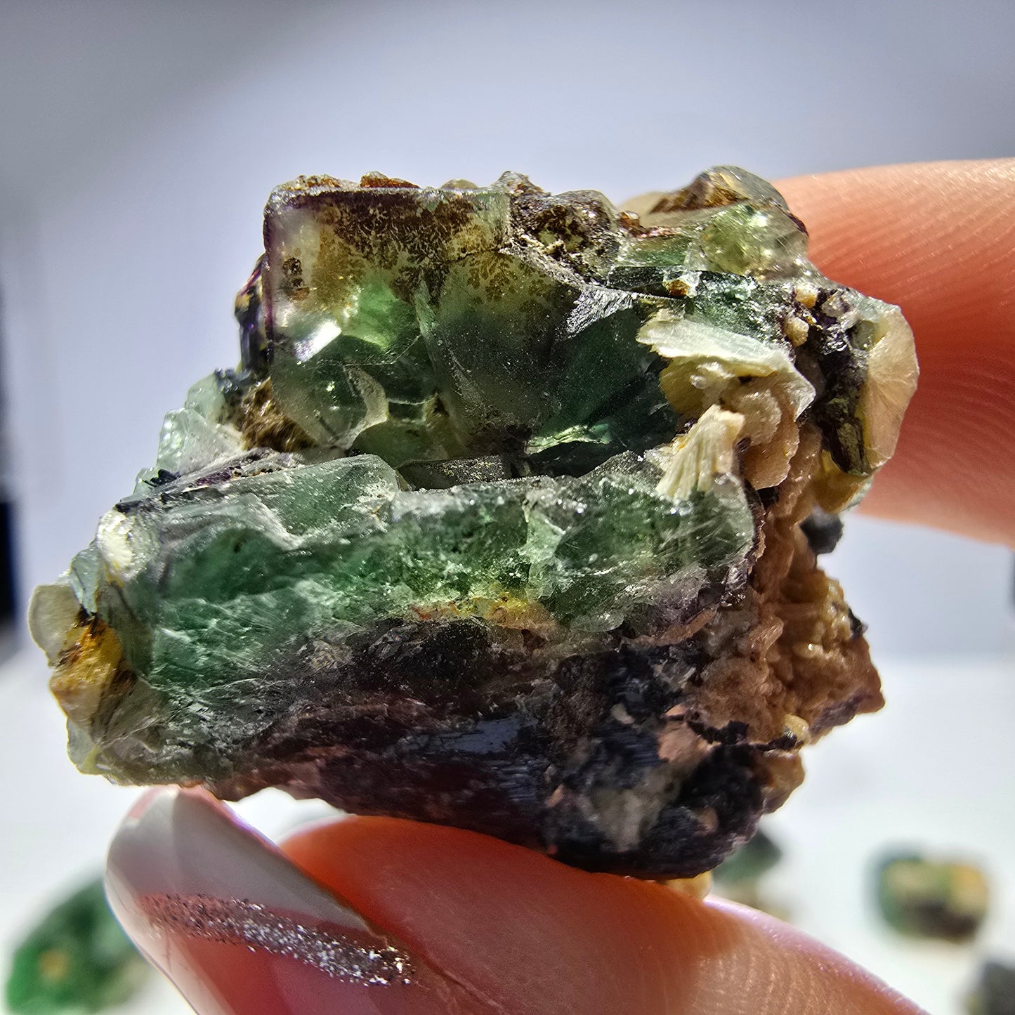 Lot de 16 fluorites fantômes, hyalites, tourmalines Schörl, muscovites, Erongo, Namibie
