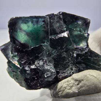Spécimen de cube de fluorite fantôme transparente, vert-violet zonal, Okorusu, Namibie, 40 x 31 x 28 mm 