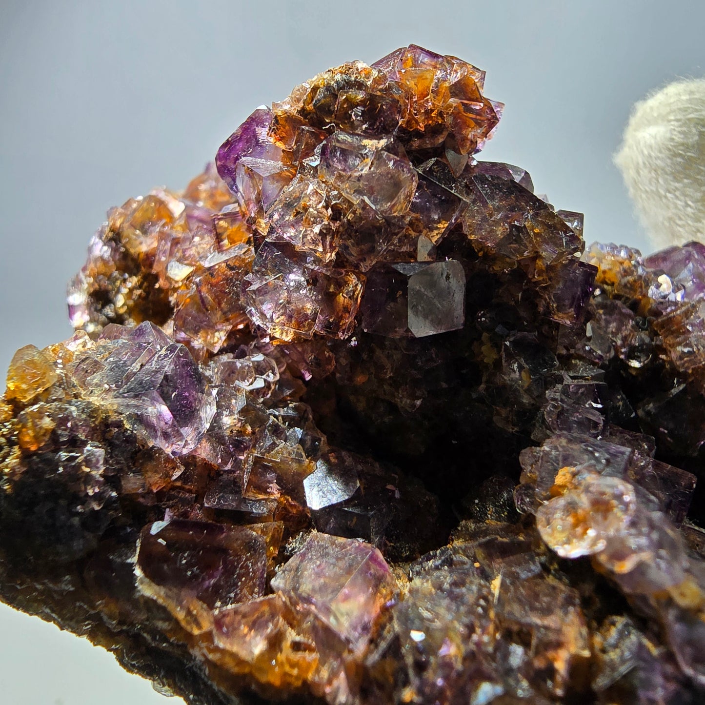 Grand spécimen de cube de fluorite fantôme, vert, jaune, violet, Okorusu, Namibie, 110 x 66 x 50 mm 