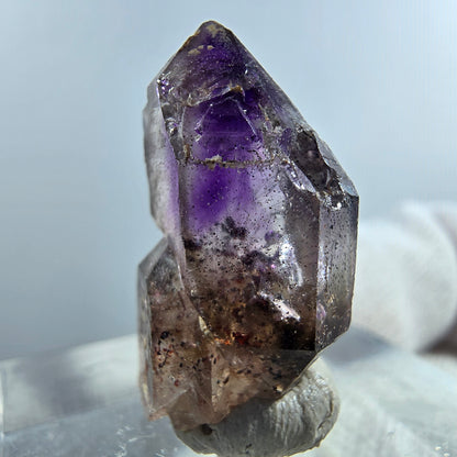 Pointe de sceptre en améthyste fantôme rare de Goboboseb, Namibie, 22 x 12 x 10 mm 