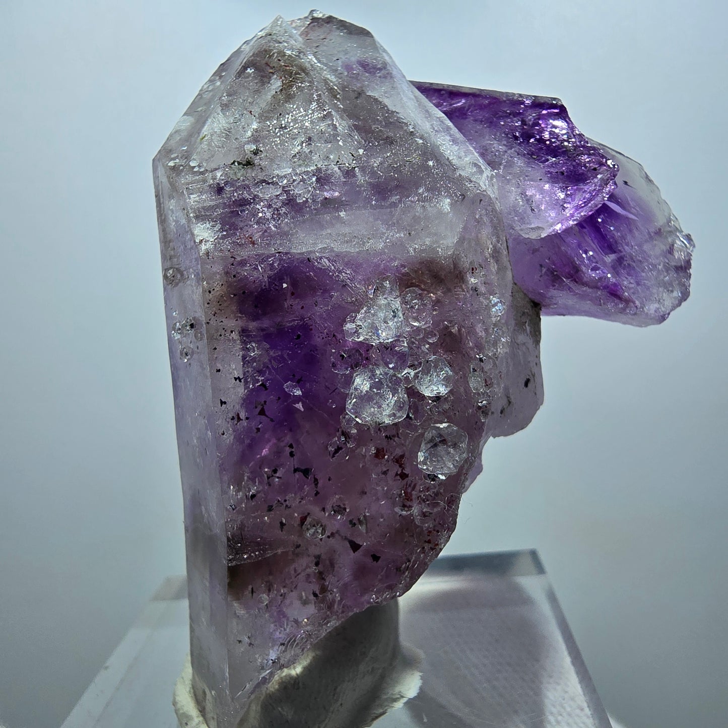Harlekin Phantom Amethyst mit Analcim Stufe Streep Mine Gobob Namibia 66*54*35mm