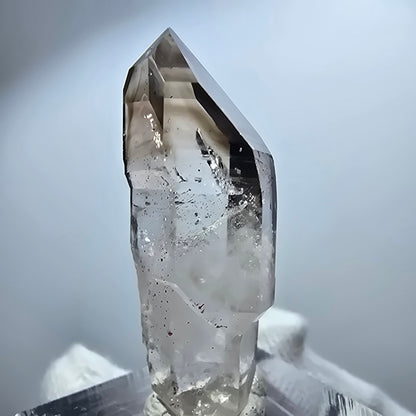 Pointe de sceptre en quartz fumé fantôme transparent, Goboboseb, Namibie, 38 x 14 x 10 mm 