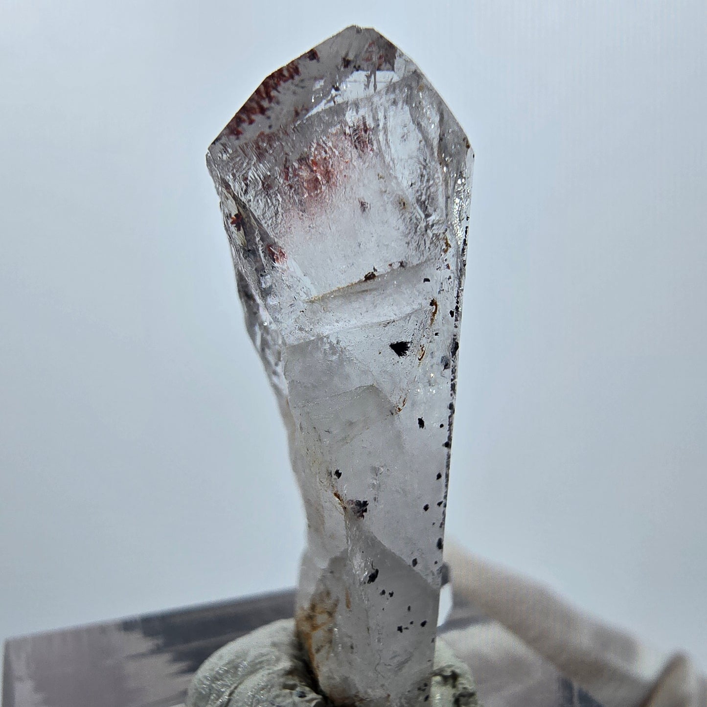 Quartz clair Harlequin Point Streep Mine, Goboboseb, Namibie 32 x 10 x 10 mm 