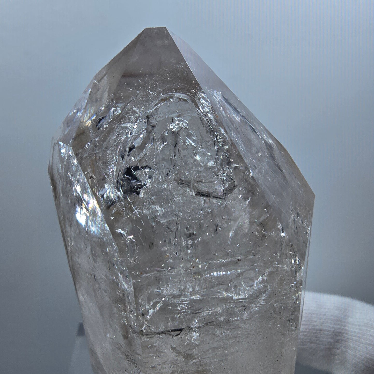 Sceptre squelette en quartz fumé Enhydro, calcite UV Valentine Pocket Goboboseb Namibie 77 x 44 x 38 mm 