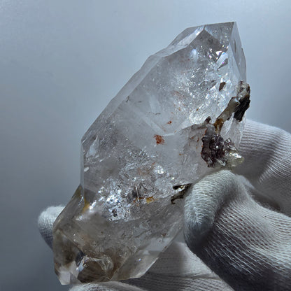 Sceptre DT Enhydro en quartz fumé lémurien, gobo de poche UV en calcite Valentine. Namibie 80 x 40 x 29 mm 