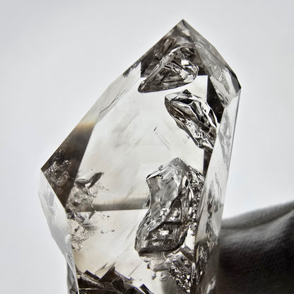 Sceptre en quartz fumé Window Phantom, calcite UV Valentine Pocket Goboboseb Namibie 90 x 38 x 25 mm 