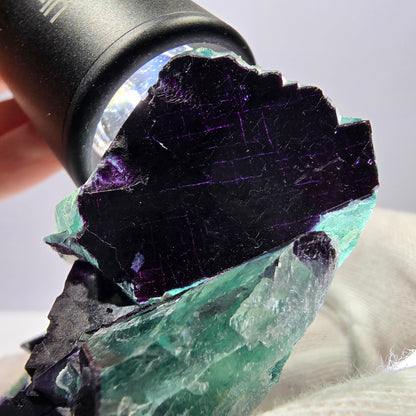 Spécimen de cube de fluorite fantôme vert violet zonal 11:11 Angel Pocket, Namibie 76*56*27mm 