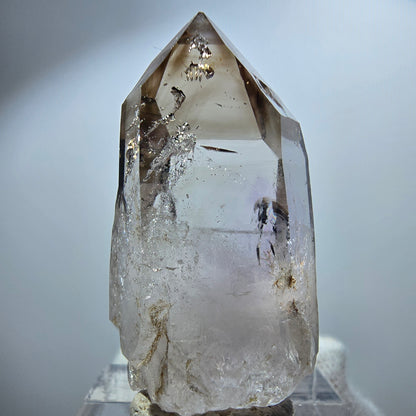 Pointe de sceptre en améthyste fantôme transparente, Goboboseb, Namibie, 40 x 18 x 15 mm 