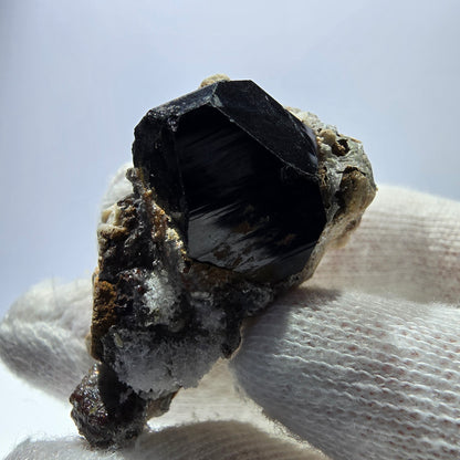 Spécimen rare de tourmaline Schorl et d'opale hyalite, Erongo, Namibie, 43 x 24 x 24 mm 