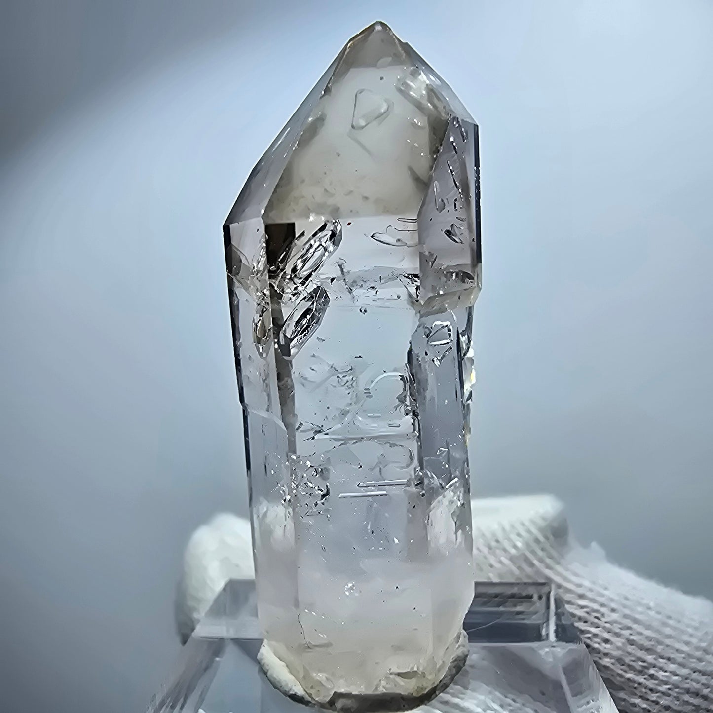 Pointe de sceptre en quartz fumé fantôme transparent, Goboboseb, Namibie, 45 x 13 x 14 mm 