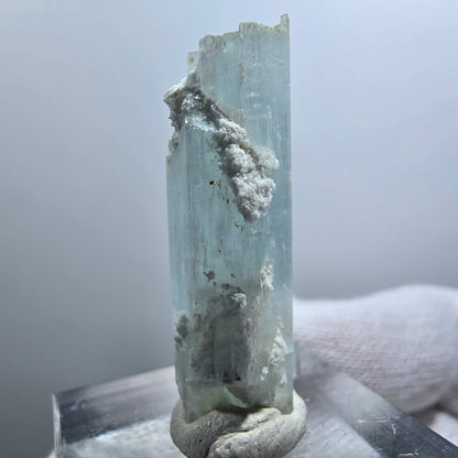 Aigue-marine rare, spécimen d'orthose, Erongo, Namibie, 34 x 10 x 9 mm 