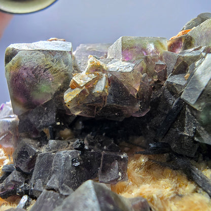 Fluorite fantôme colorée, tourmaline schol, hyalite, muscovite, Erongo, Namibie, 72 x 70 x 35 mm 