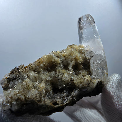 Quartz fumé fantôme, calcite UV sur matrice, spécimen Valentine Pocket Gobobs. Namibie, 68 x 59 x 45 mm. 