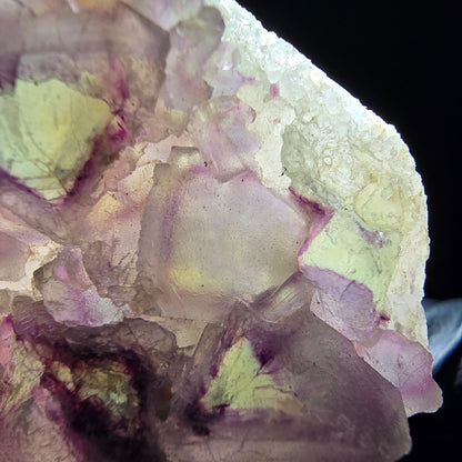 Cube de fluorite fantôme sur scène de quartz violet vert Omehane, Namibie 67*50*17mm