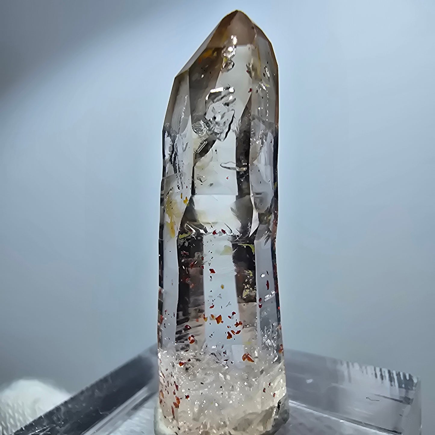Pointe de sceptre en quartz fumé fantôme transparent, hématite, Goboboseb, Namibie, 32 x 9 x 9 mm 